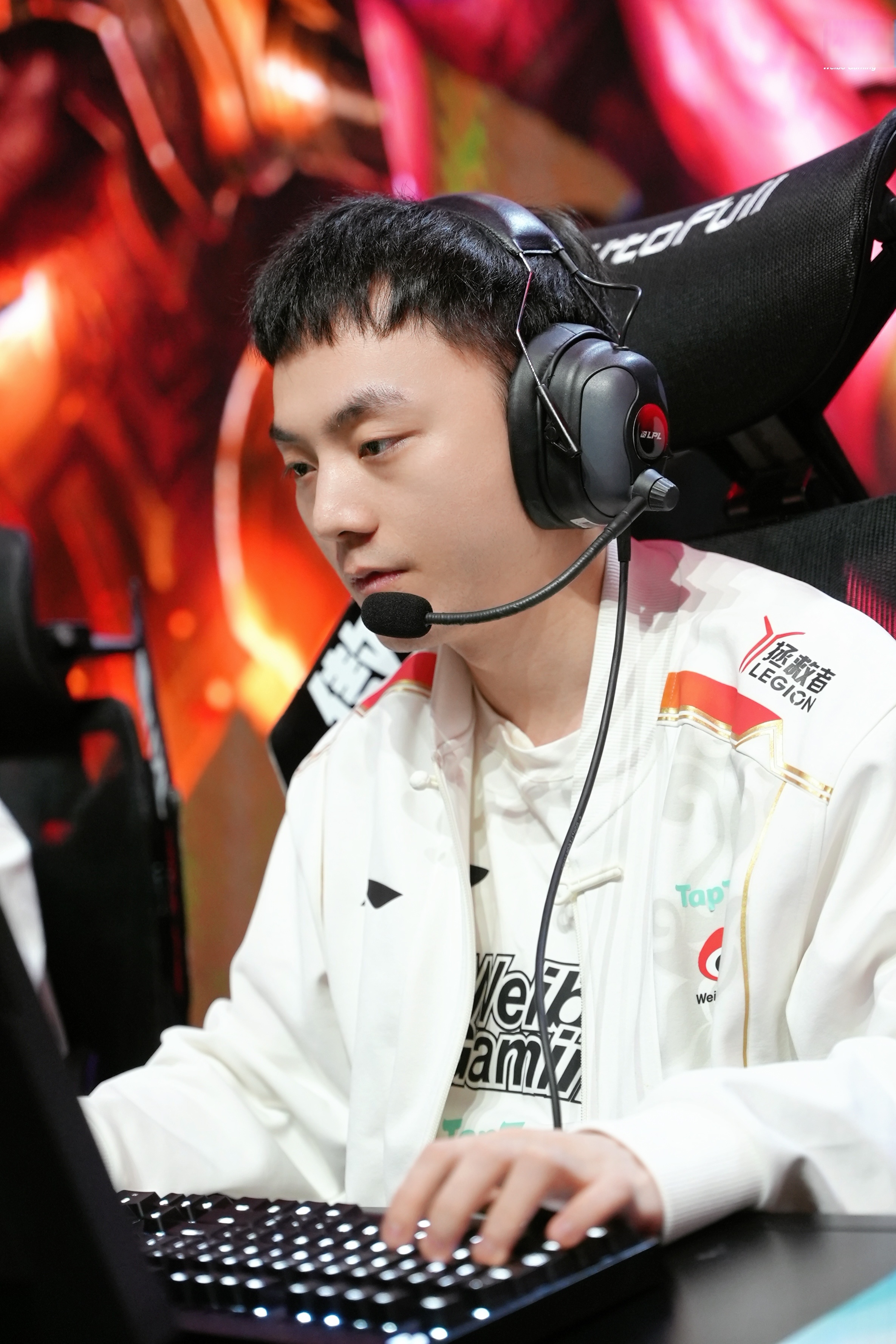 爱游戏体育-战术调整首场状态出色，G2观众沸腾！，Rookie重返赛场上演精彩一战(战略轻视与战术重视)