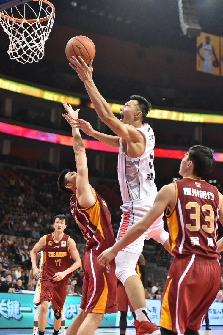 爱游戏体育-阿斯顿维拉训练开放日；今夜状态回暖引欢呼；CBA常规赛在即；赛季目标并未改变的简单介绍