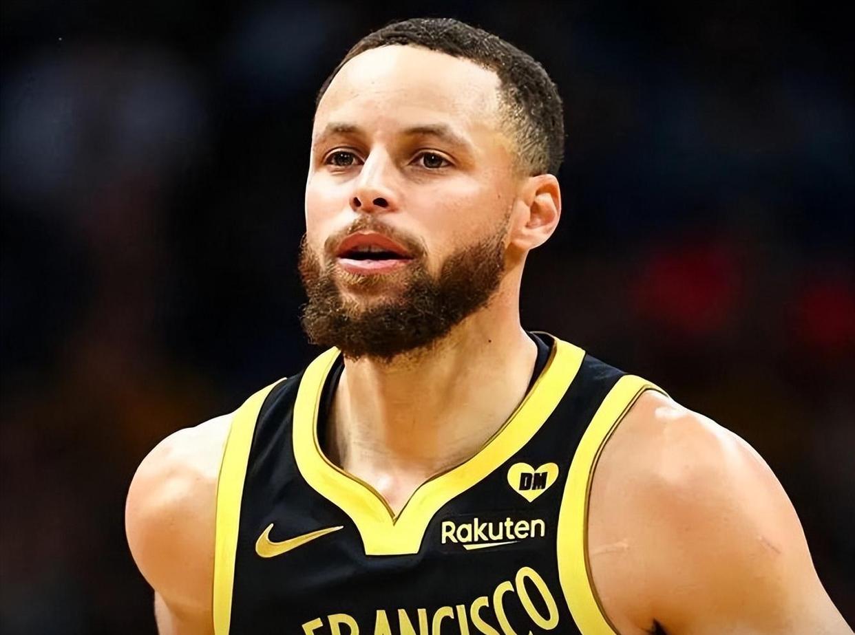 爱游戏- 库里连续11场30+ 